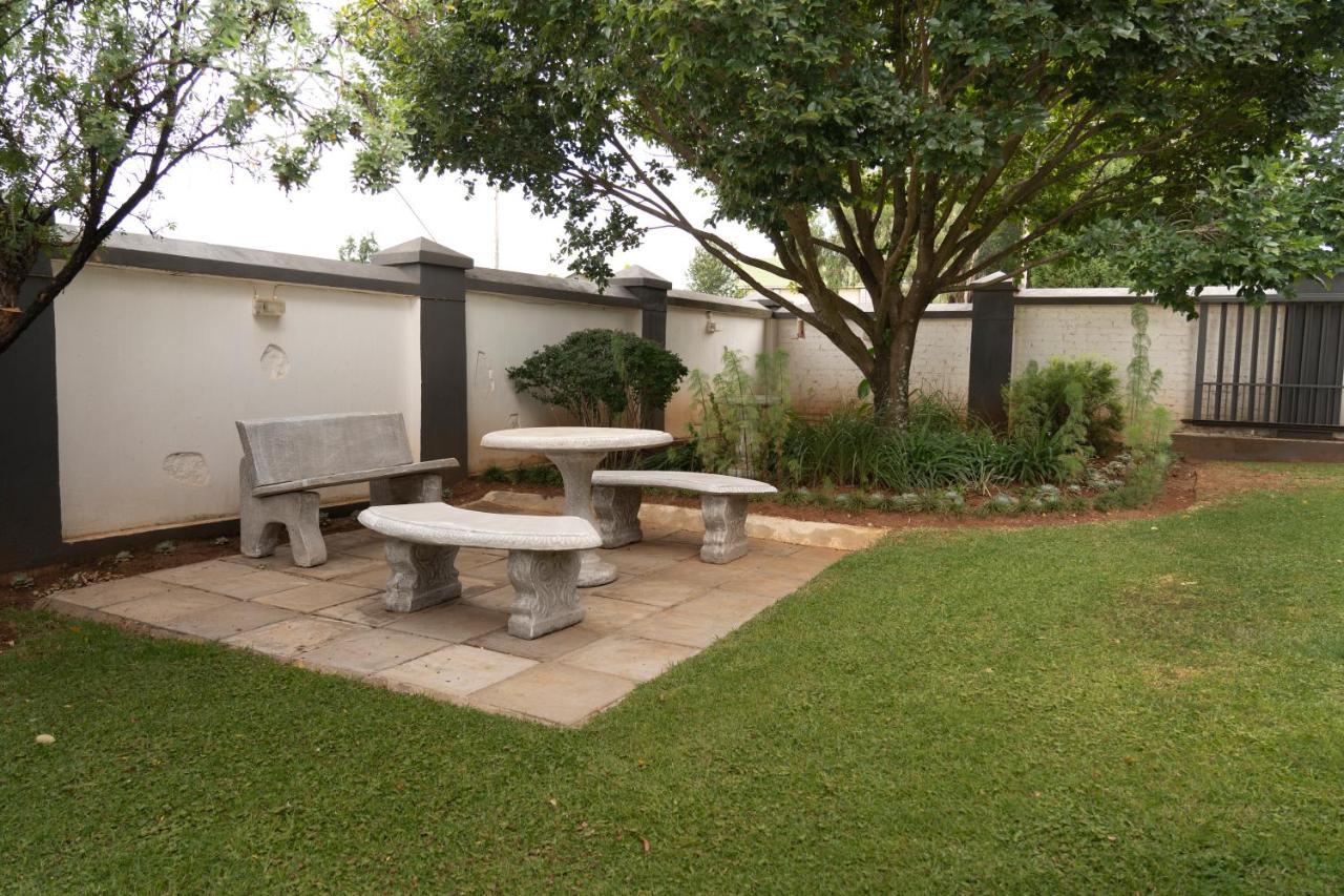 Rueby'S Guesthouse Dullstroom Extérieur photo